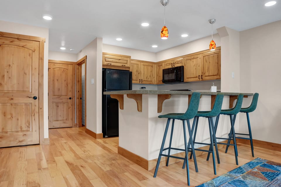 Seating for 4 in upholstered leather barstools at the kitchen breakfast bar