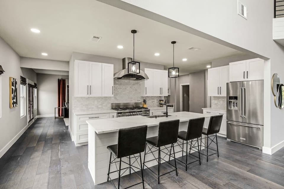 Kitchen w/ Island Seating