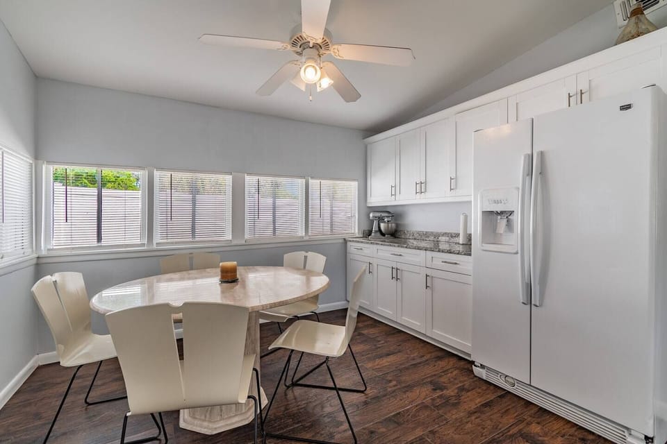 Share great meals with loved ones at our beautiful 6-seater dining table.