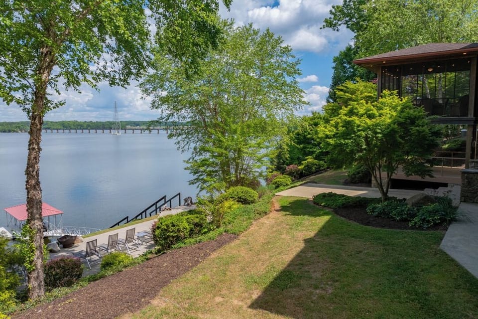 Lake view from back of Graceland