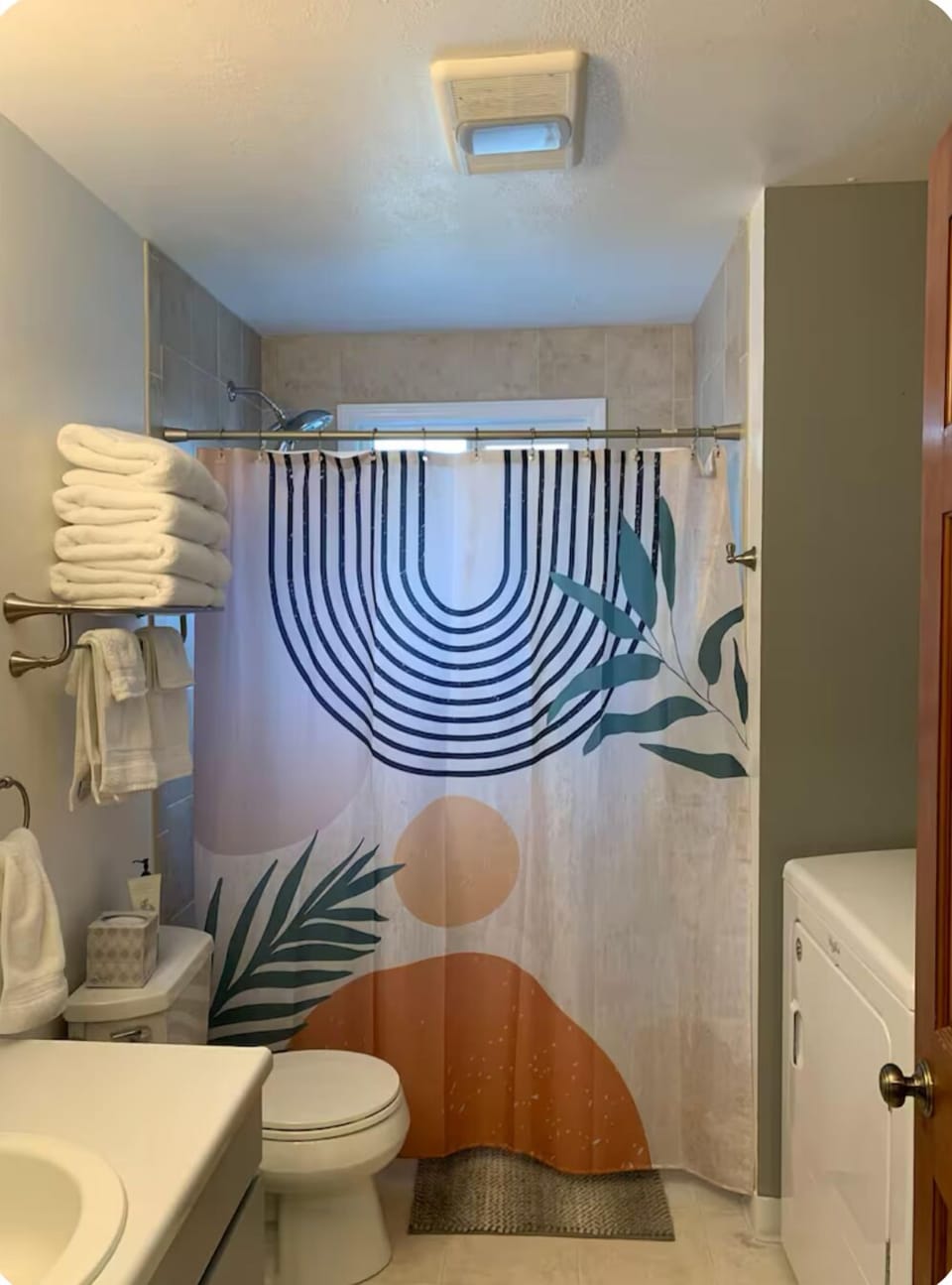 Full bath with laundry.