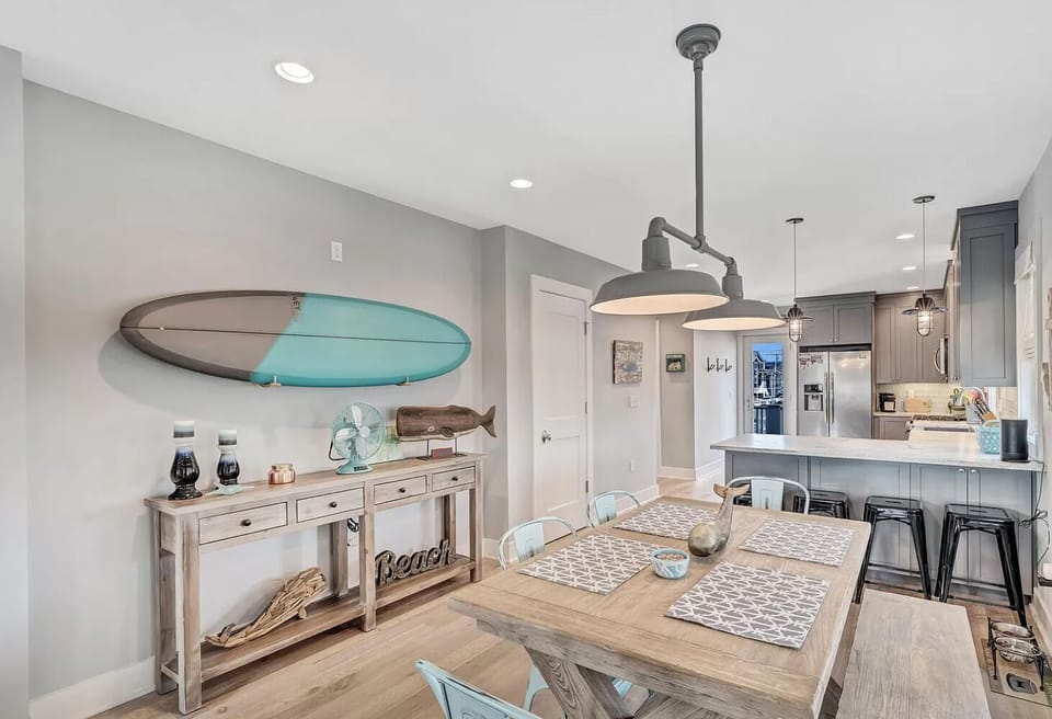 Dining table, kitchen, bar seating
