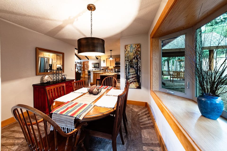 Dining table with seating for 6 and views on 2 sides