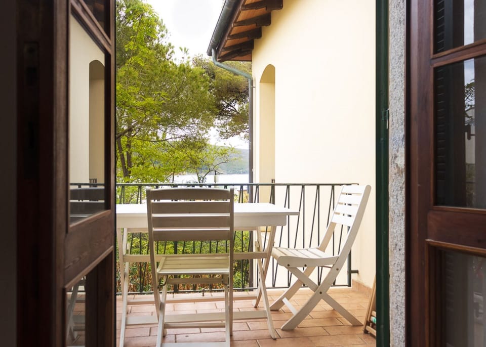 Bathroom with shower-Casa La Spiaggia 1-Elba Island