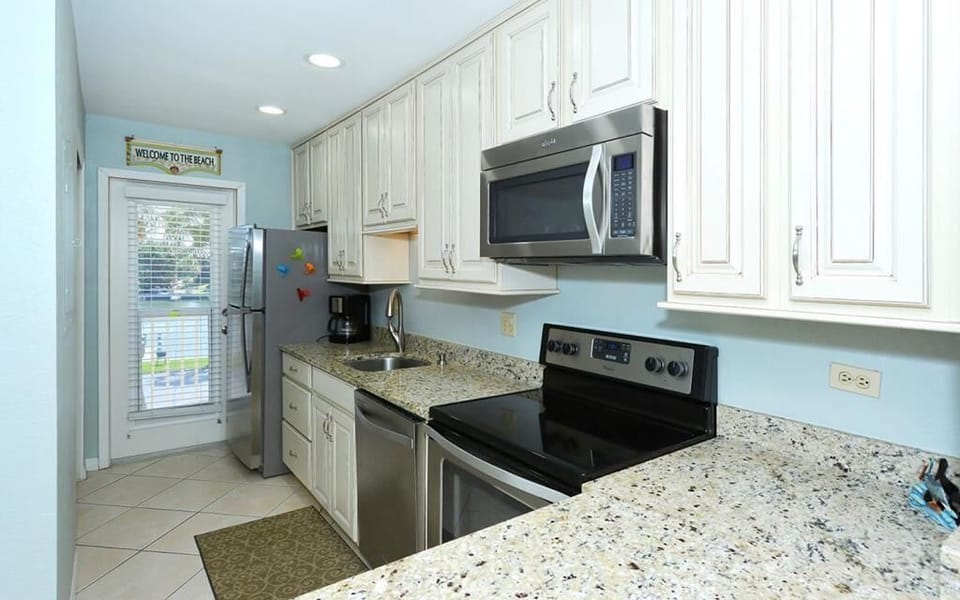 Upgraded kitchen & stainless appliances