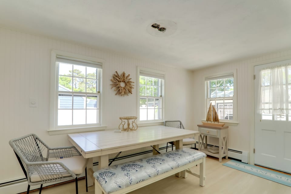 Dining Room | Dishware/Flatware Provided