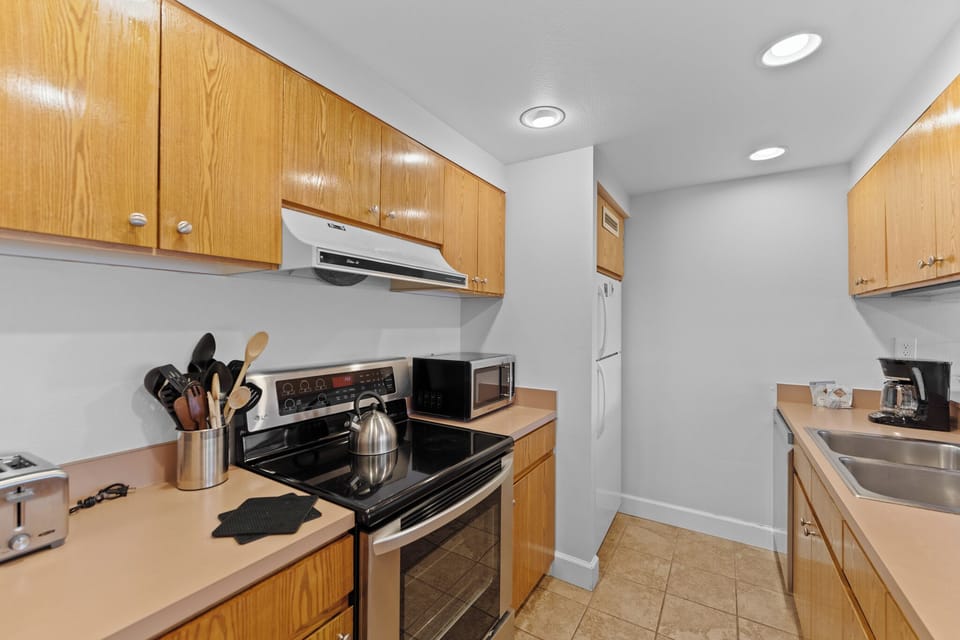 Full-sized kitchen perfect for making a home cooked meal!