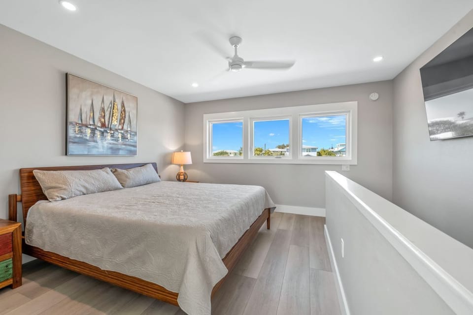 King sized bed with gorgeous views of the island