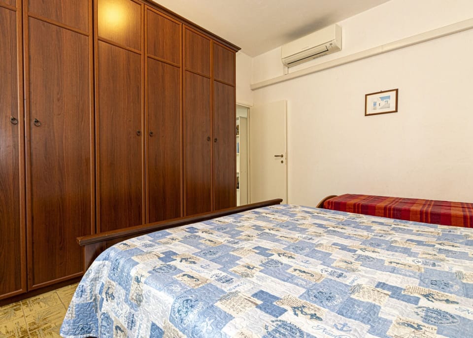 Bedroom with airconditioning-Laura-Elba Island