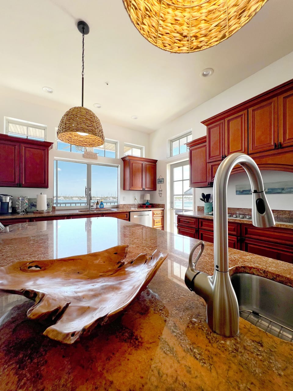 Full kitchen with a view!