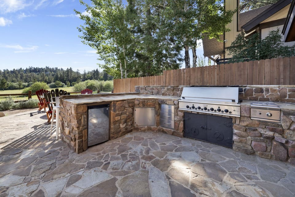 Private outdoor hot tub, firepit BBQ surrounded by tall pines, perfect for relaxing under the trees after a day of adventure—enjoy peaceful forest views, fresh air, and a truly rejuvenating stay.