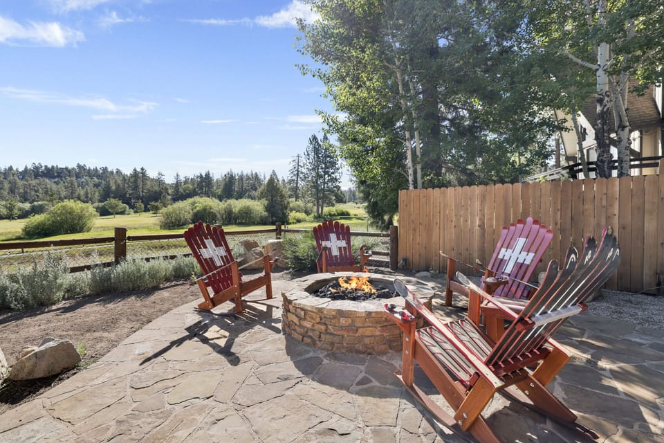 Private outdoor hot tub, firepit BBQ surrounded by tall pines, perfect for relaxing under the trees after a day of adventure—enjoy peaceful forest views, fresh air, and a truly rejuvenating stay.