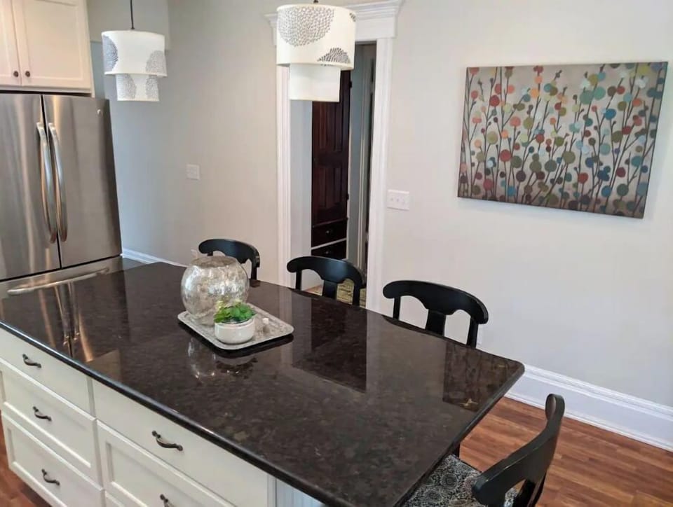 Kitchen island area and seating for 4.