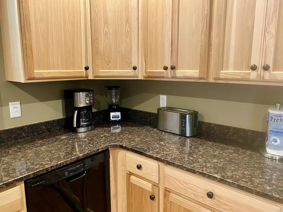 Blue Bird Hideaway - A 10 - min walk to downtown (118)