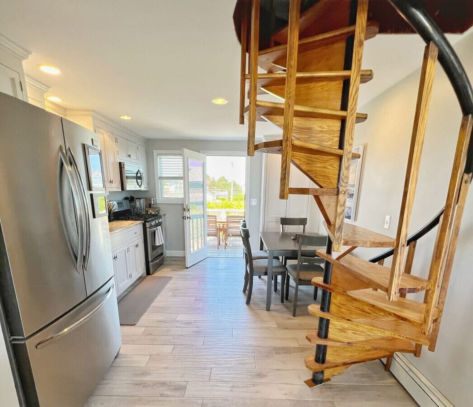 A unique and functional space that combines style, comfort, and coastal living.