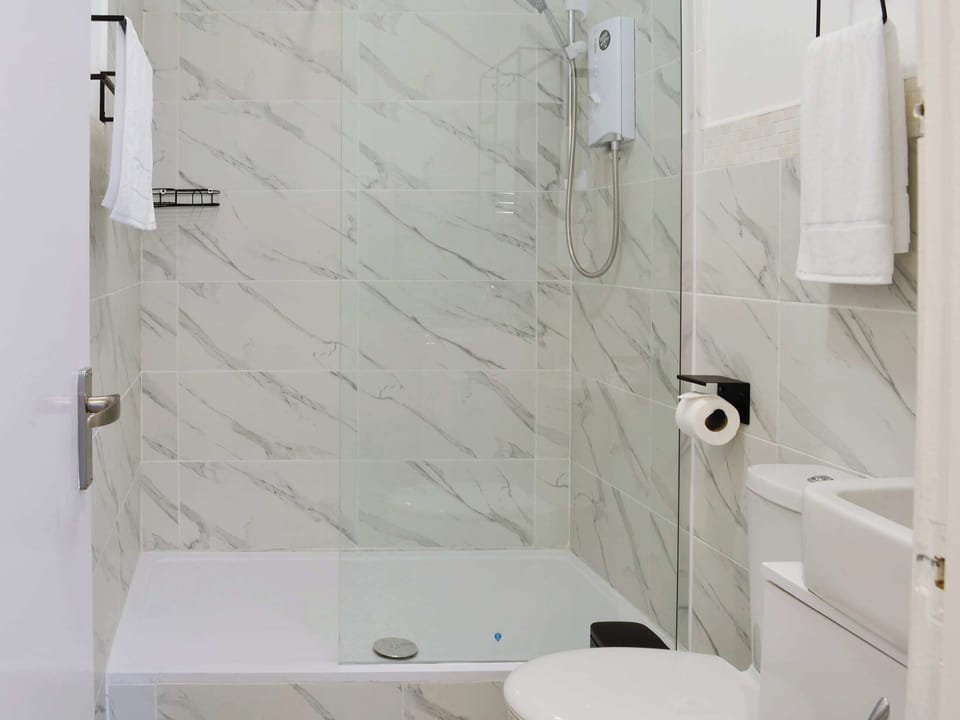 Bathroom | Cairnsmore - Victoria Apartments, Newton Stewart