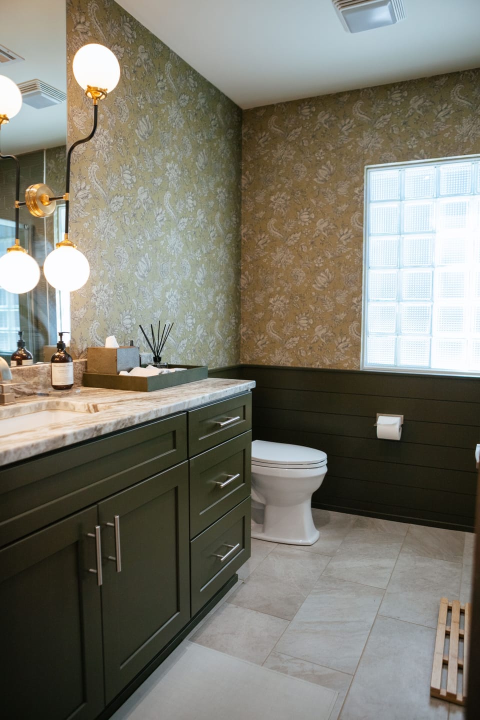 Extra bathroom off of kitchen 