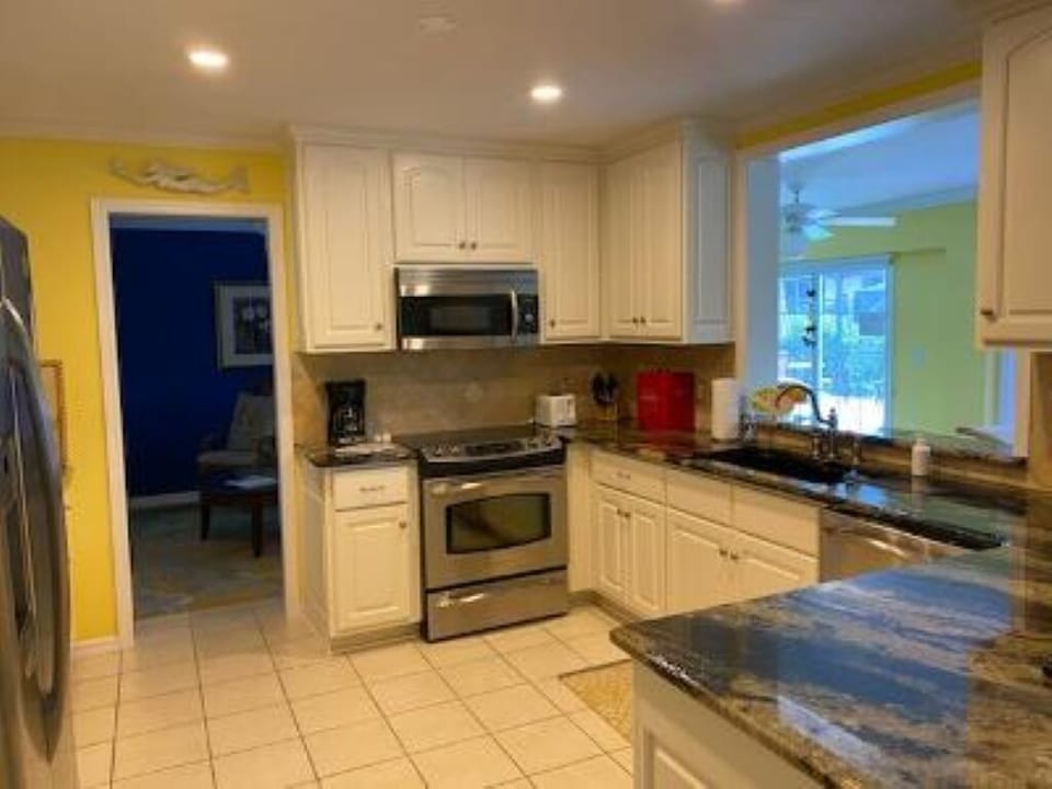 Large upgraded kitchen fully equipped