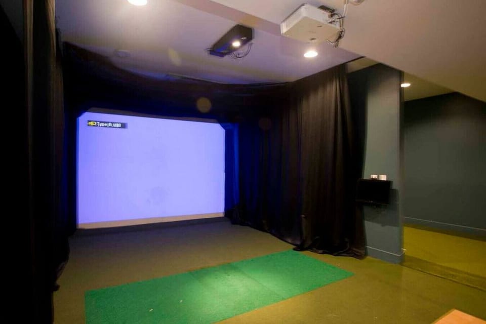 Golf Simulator and putting green, FREE for guest Use, off Arcade area