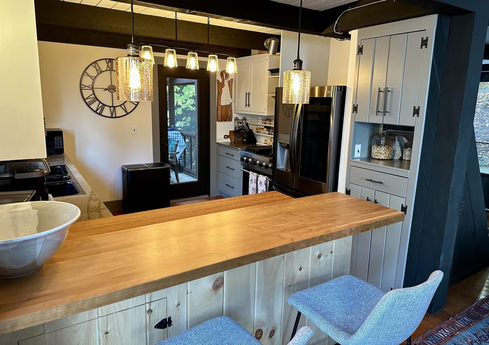 Kitchen with bar countertop 