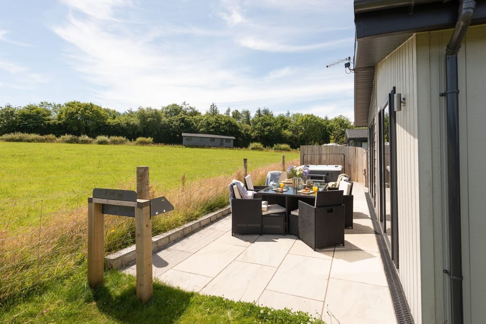 Outdoor seating for all guests - Forget Me Not Lodge