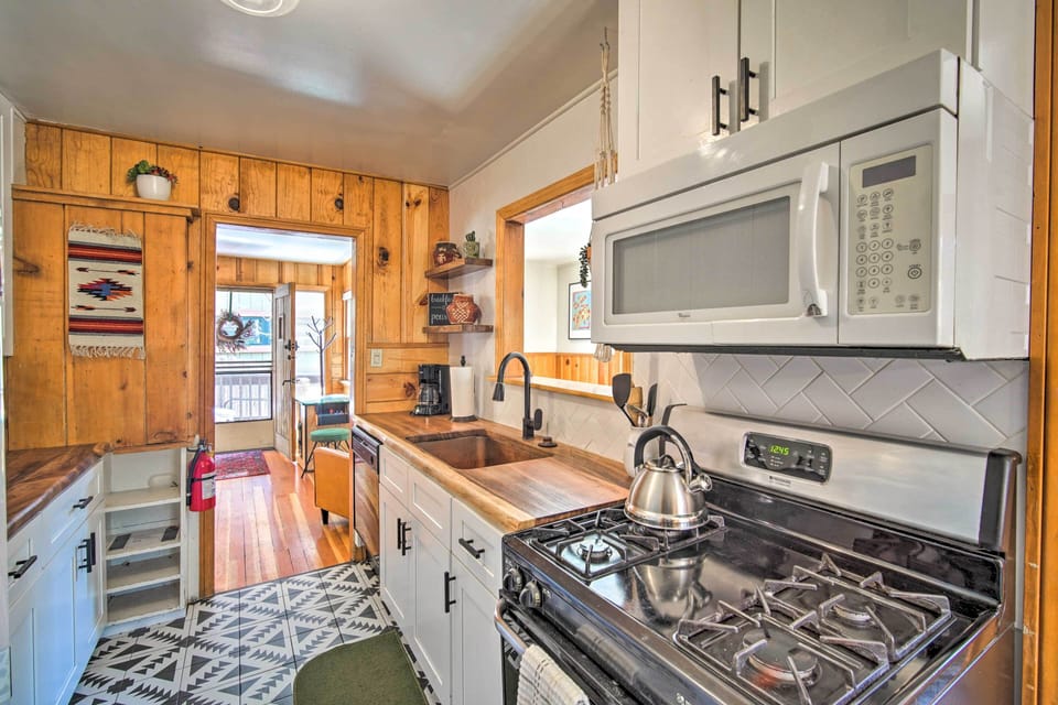 Kitchen | Dishware/Flatware