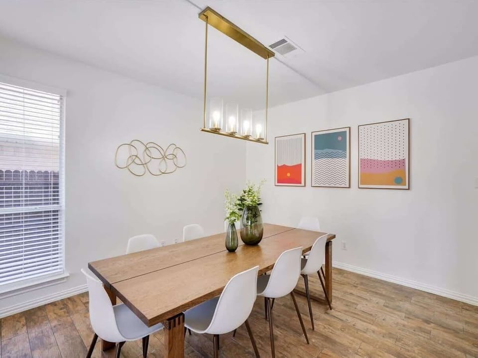 This chic dining room has been designed to provide you with a sophisticated restaurant feel without any of the hassle!