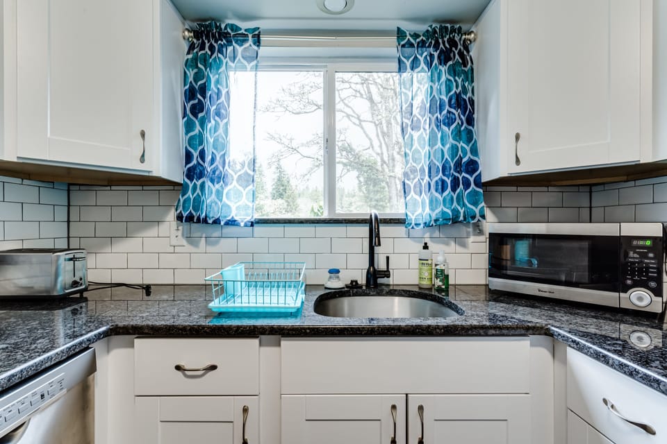 Updated, stocked kitchen w/Keurig, microwave, electric kettle, blender & toaster
