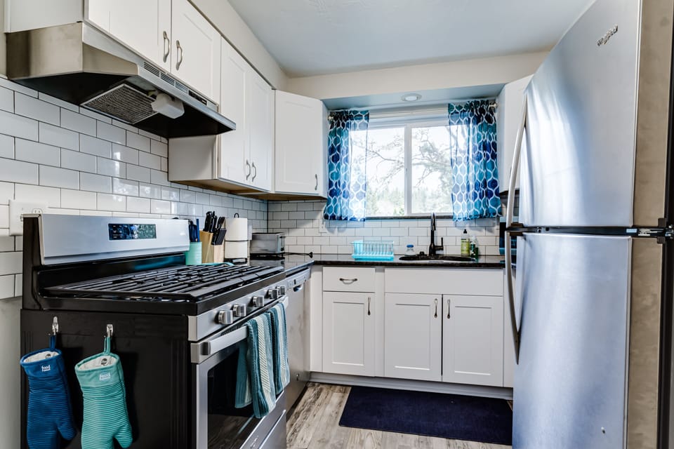 Stocked kitchen with Keurig, microwave, electric kettle, blender & toaster