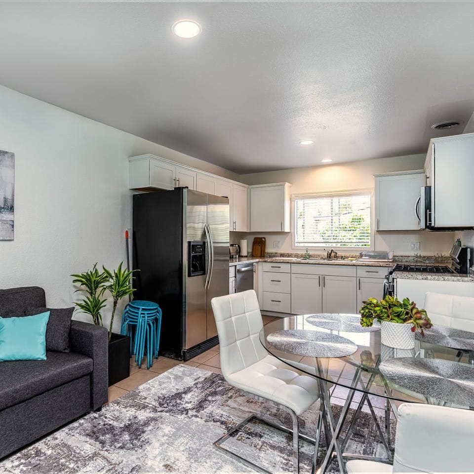 Exceptionally CLEAN full kitchen is a gem of this place🍳🥘🍲🫕🥣🥗🥩