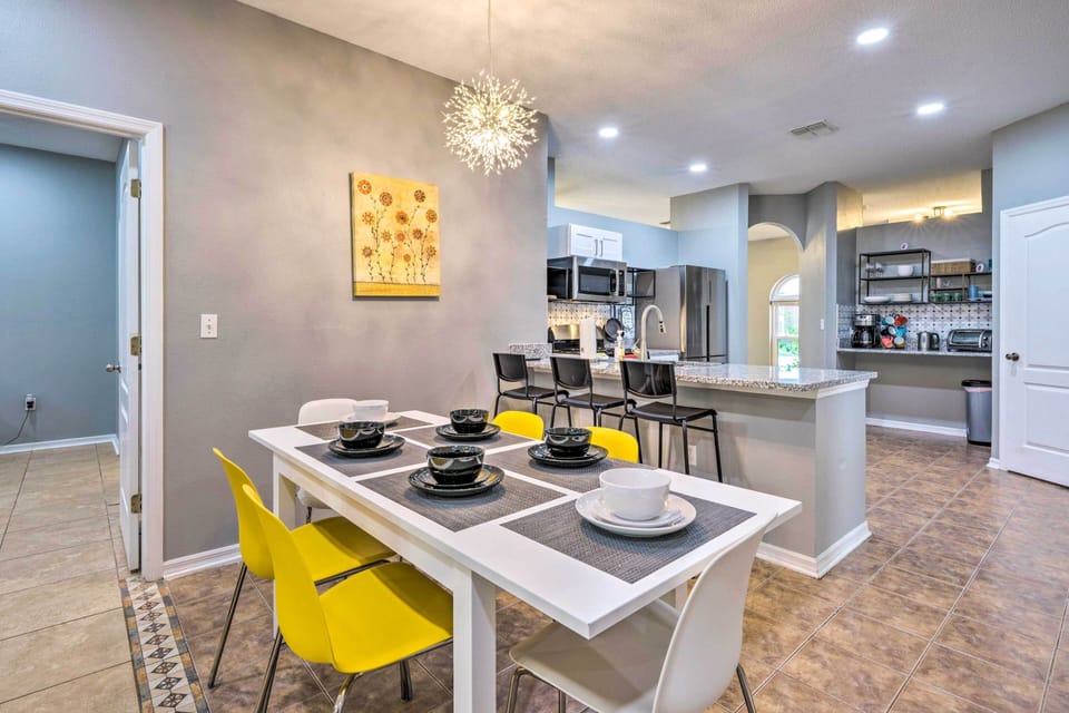 Dining Area | 12 Mi to Disney World