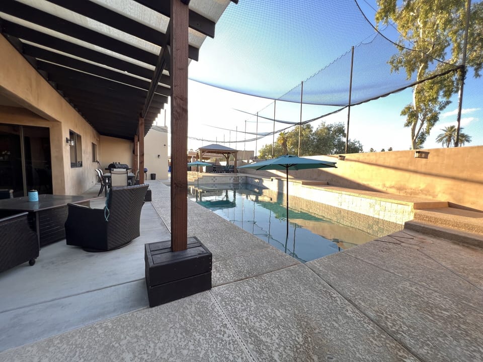 Large Pool & Hot tub 