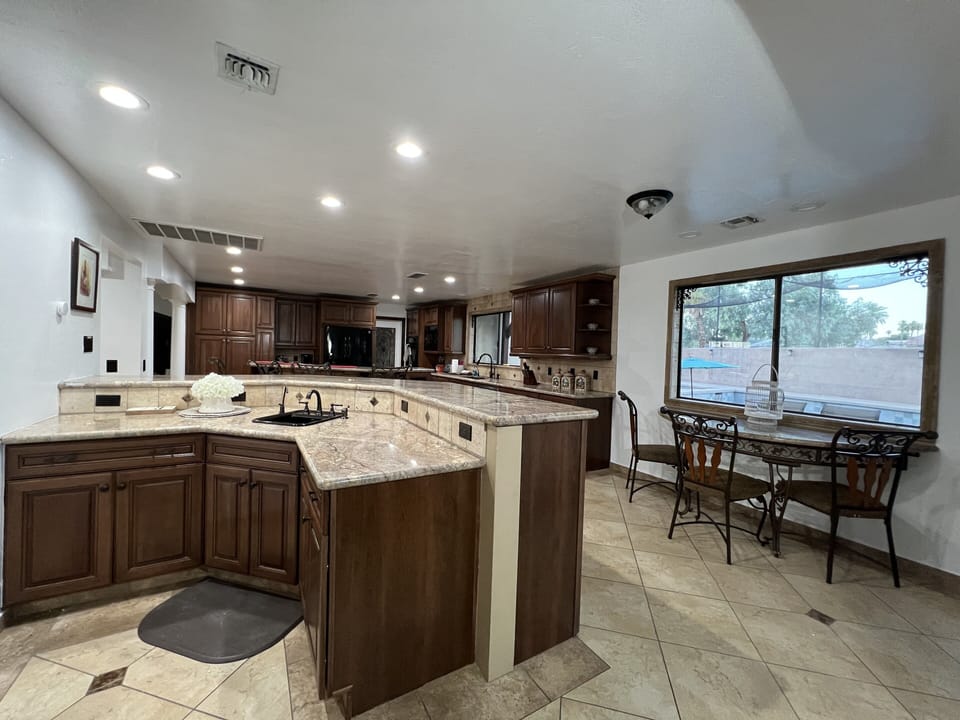 Bar & kitchen 