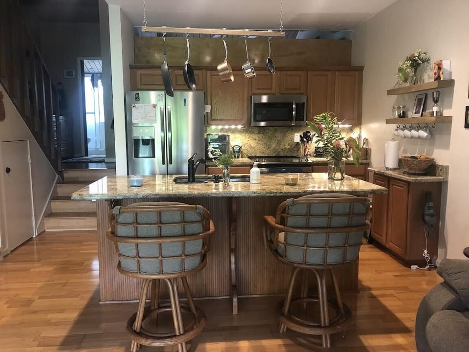 Well-stocked kitchen and breakfast bar.