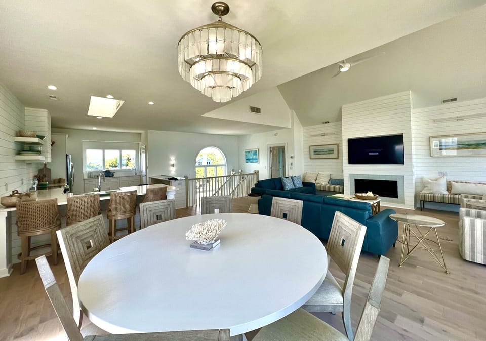 Formal dining table seats 8
Kitchen island and peninsula seat an additional 8