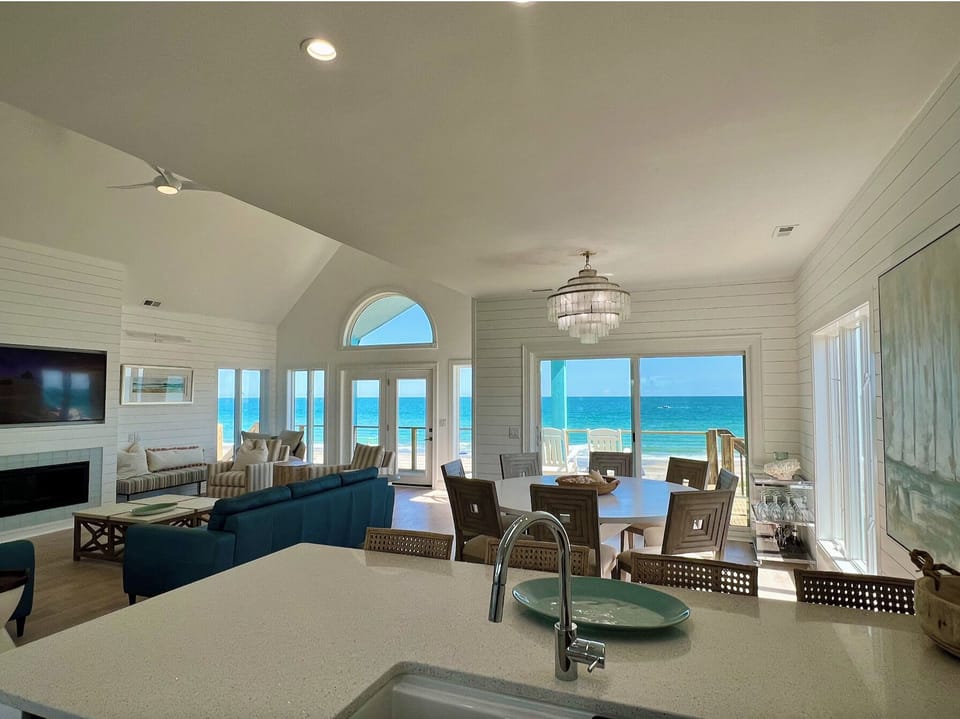 Open concept main living area seats over 22