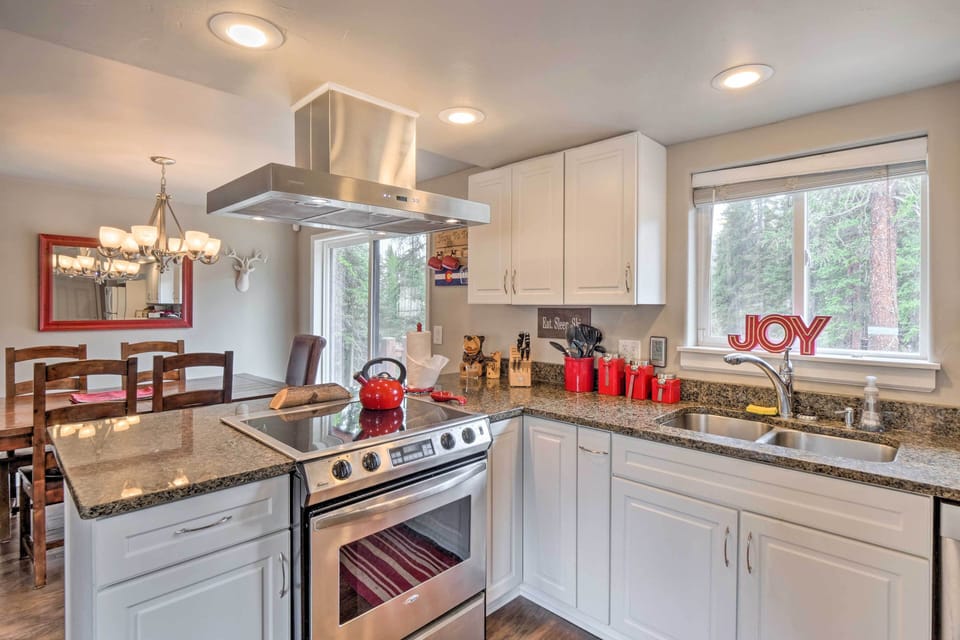 Kitchen | Keurig Coffee Maker | K-Cups Provided | Toaster