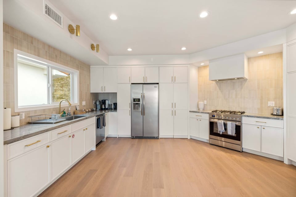 Modern Kitchen w Full Amenities Dishwasher, Microwave, Coffee Maker, Toaster Oven plus More!