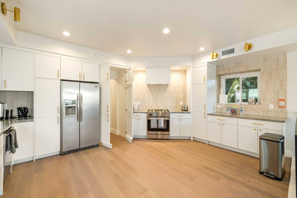 Modern Kitchen w Full Amenities Dishwasher, Microwave, Coffee Maker, Toaster Oven plus More!