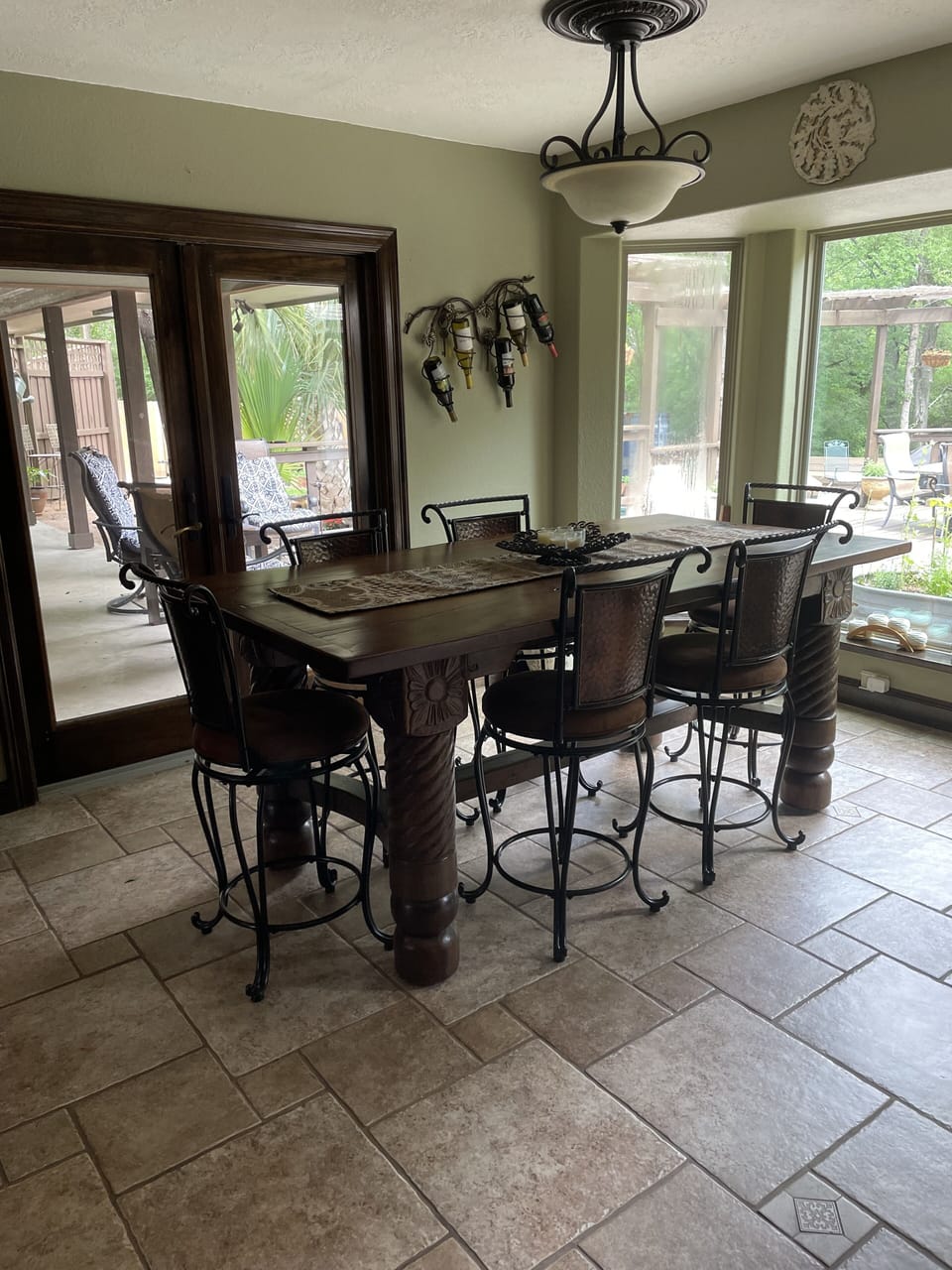 Dining Area Seats 10 People