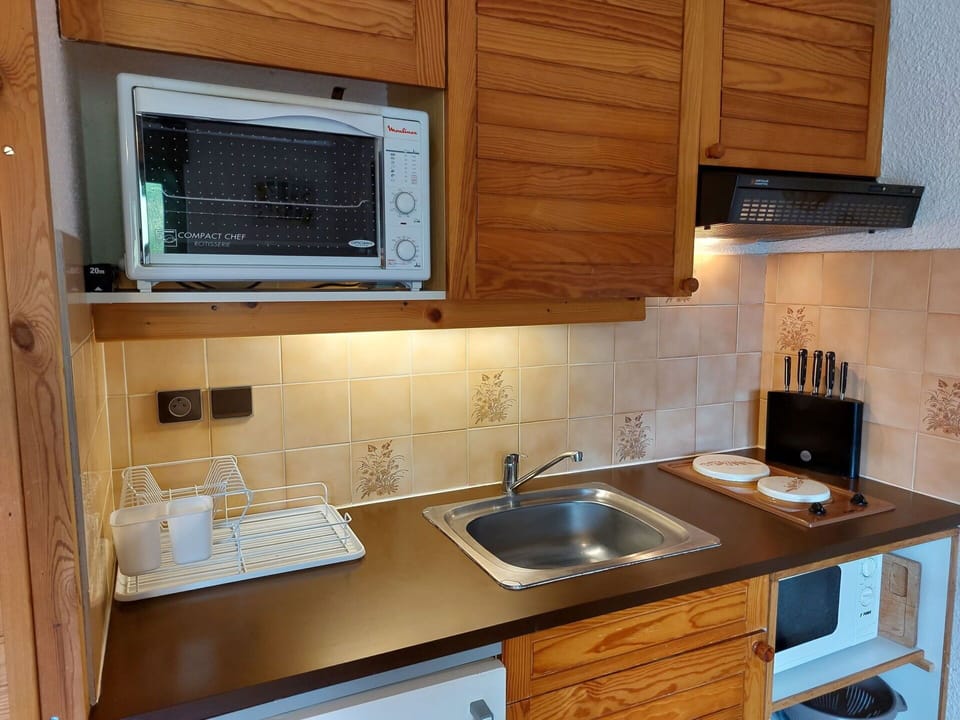 Brown, Cabinetry, Tap, Kitchen Sink, Sink, Countertop, Property, Plumbing Fixture, Building, Kitchen Stove