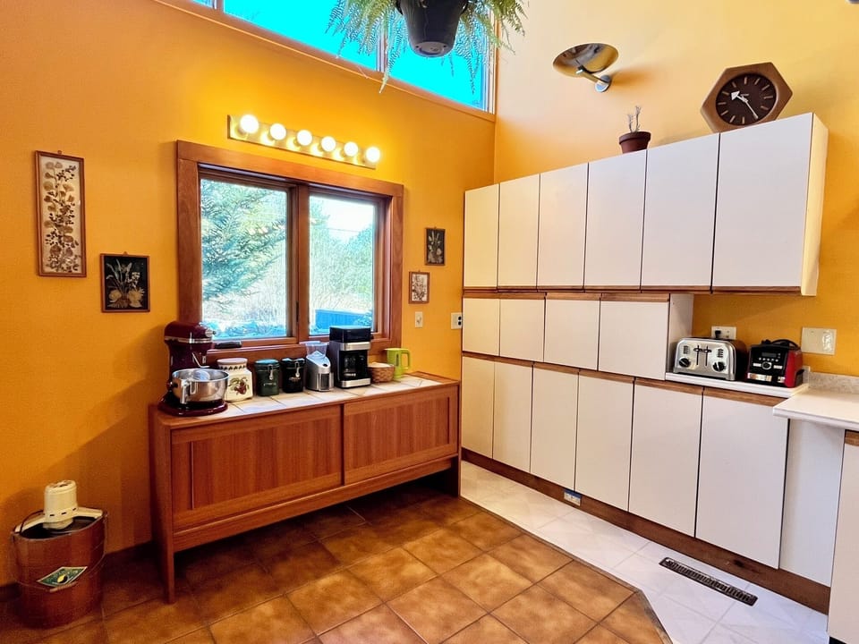 Coffee bar with a bean grinder, kettle, coffee machine, French press & Chemex.