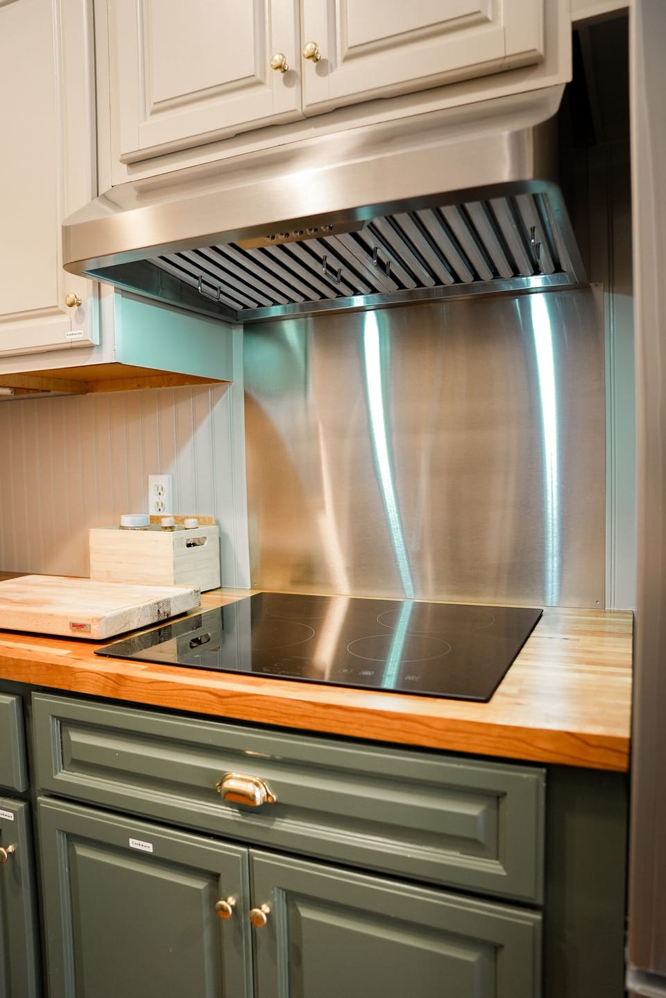 1ST FLOOR: Induction cooktop with restaurant-grade hood vent