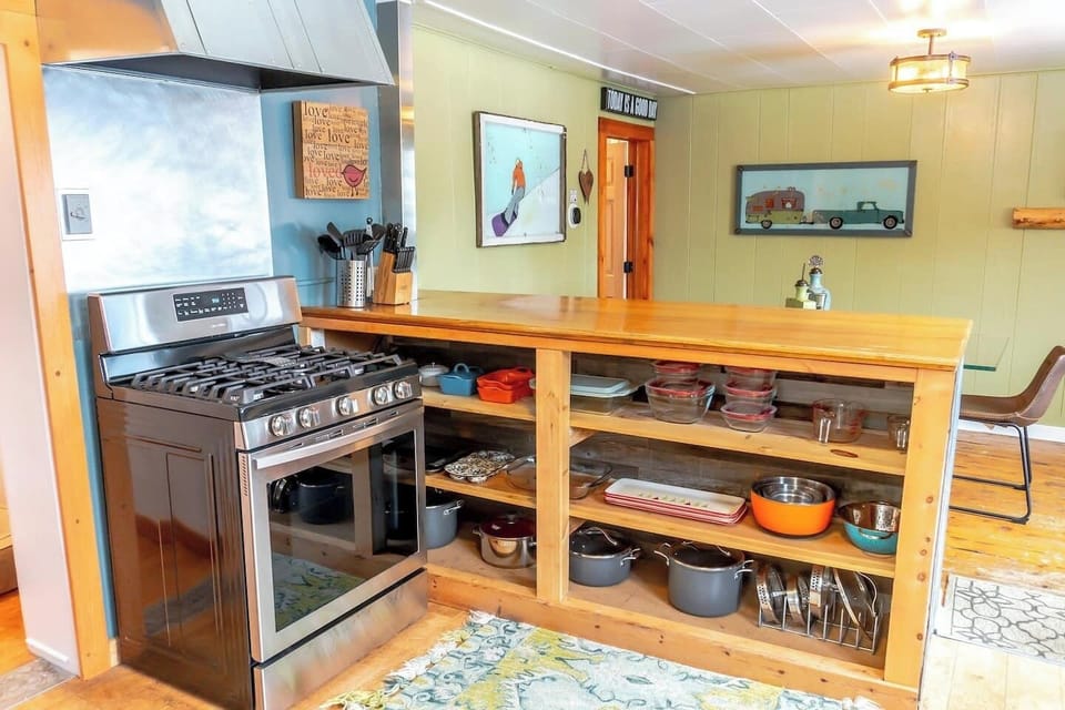 “The kitchen was the best stocked I’ve ever seen — all the coffee/tea supplies, pantry items like oil, salt, butter etc, and even a beer fridge with “first one on us” ” —Jessica
