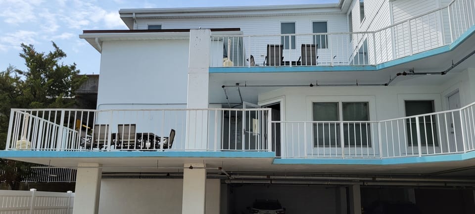 See the open storm door? There is no condo above you nor below you!
