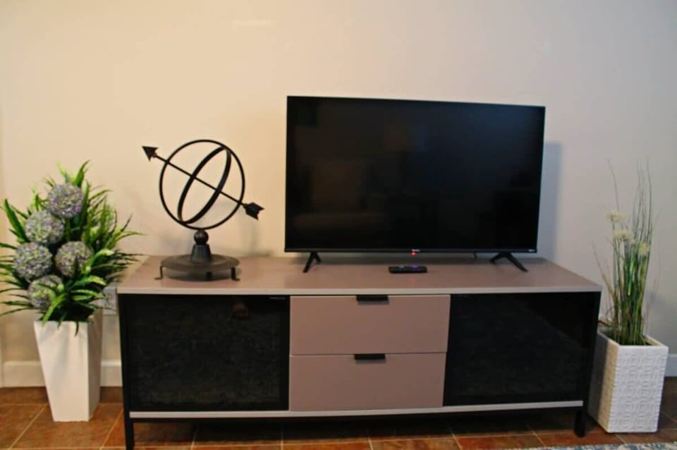 Living Room w/ smart tv