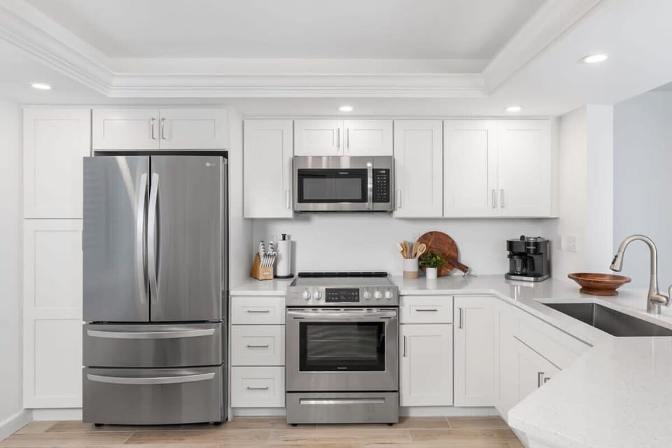 Large chef's kitchen with brand new appliances, fully equipped