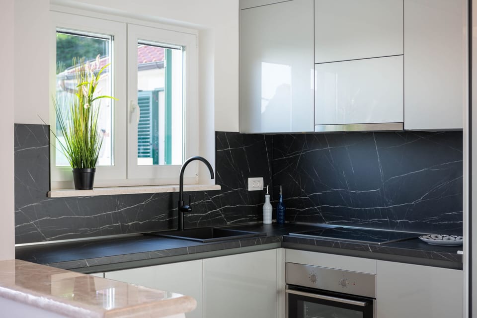 Brand new, fully furnished kitchen, equipped with all the necessary devices. 