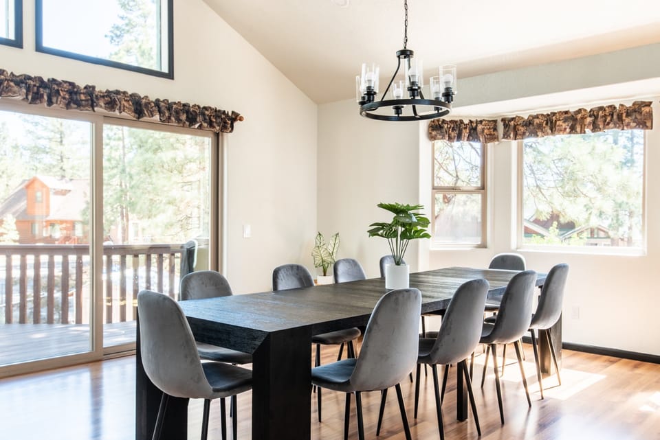 DINING ROOM AREA SEATS 10