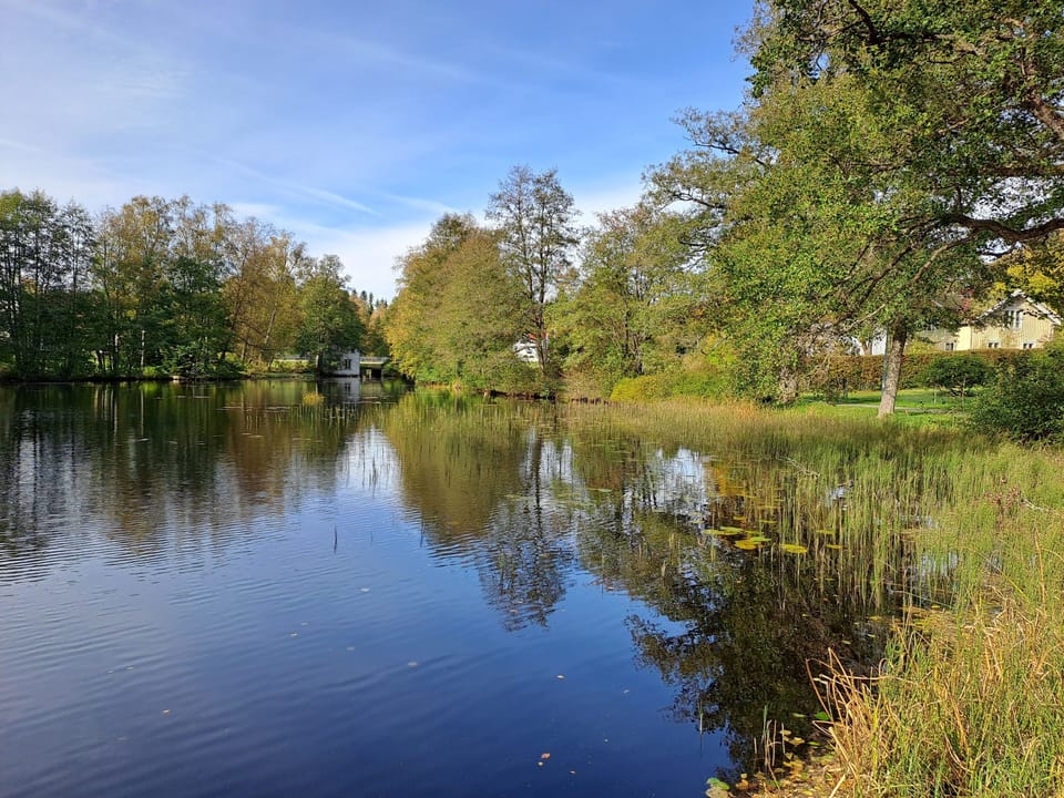 Located by small lake and scenic hiking trails. Walking distance to Bodafors.